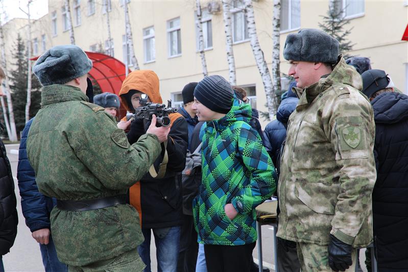 Пятигорские школьники посетили батальон связи Росгвардии