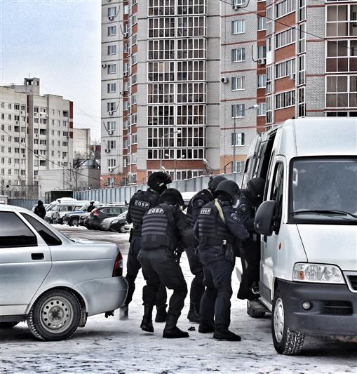 В Воронеже при поддержке СОБР задержан руководитель автосалона, подозреваемый в присвоении денежных средств