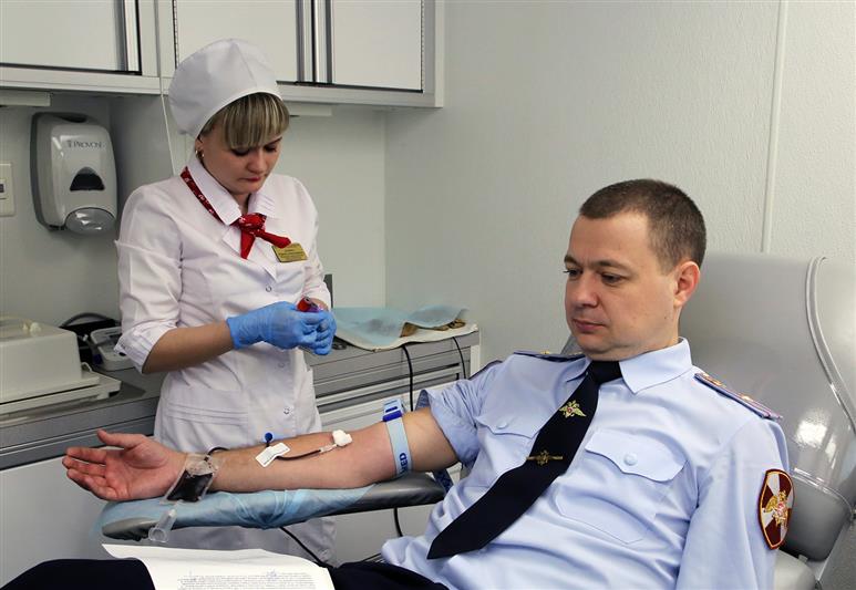 В преддверии Дня защитника Отечества мордовские росгвардейцы и сотрудники полиции приняли участие в донорской акции 