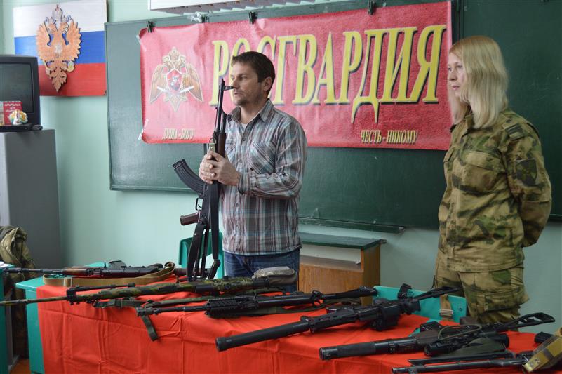 Орловские росгвардейцы провели Урок мужества для учеников школы имени Е.Ф. Комаровского