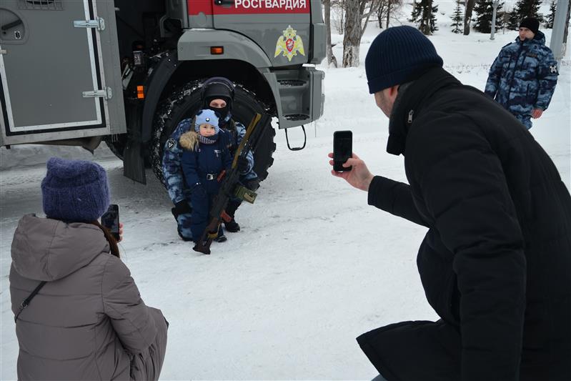 Росгвардия представила свою технику и спецсредства на праздничной выставке в Самаре