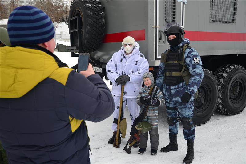 Росгвардия представила свою технику и спецсредства на праздничной выставке в Самаре