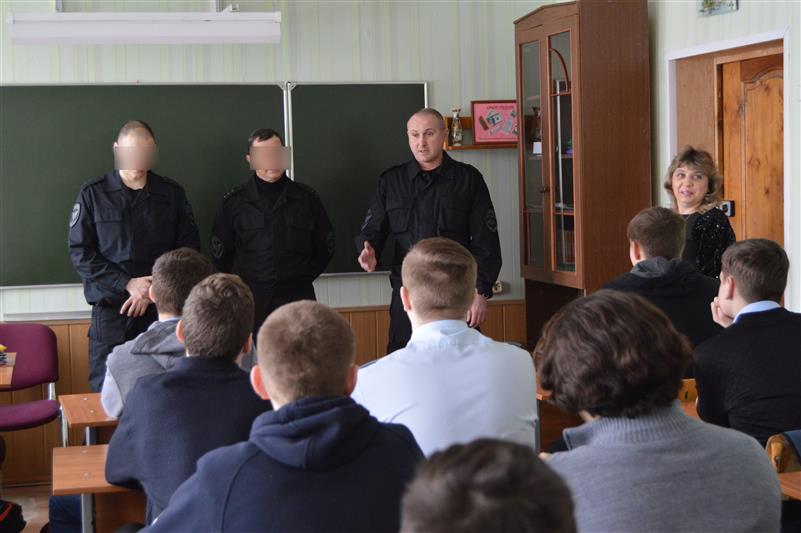 Бойцы ОМОН провели агитационную кампанию среди орловских студентов