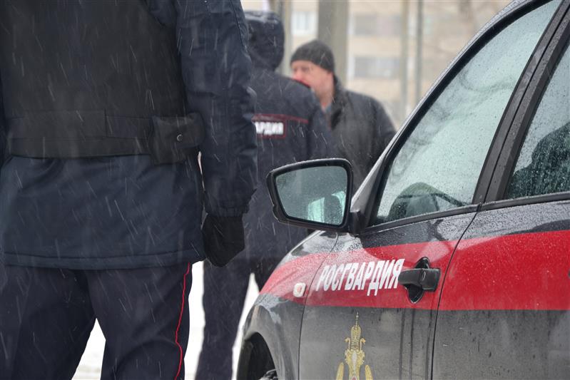 Сотрудниками Росгвардии задержаны подозреваемые в серии вооруженных нападений на магазины и АЗС в Самарской области (видео)