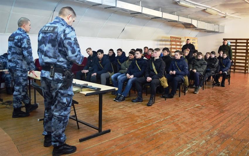 В рамках акции Росгвардии «Неделя мужества» военнослужащие и сотрудники проводят профориентационные мероприятия со старшеклассниками