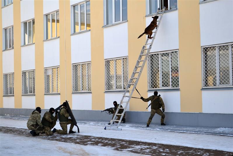 В рамках акции Росгвардии «Неделя мужества» отряд специального назначения «Барс» открыл свои двери  для казанских школьников
