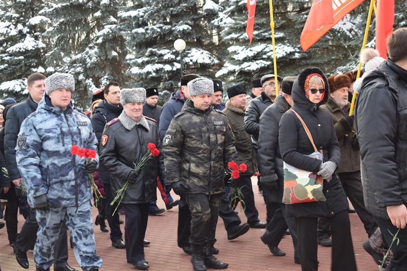 Сотрудники Росгвардии почтили память красноармейцев, погибших за освобождение города Курска от немецко-фашистских захватчиков