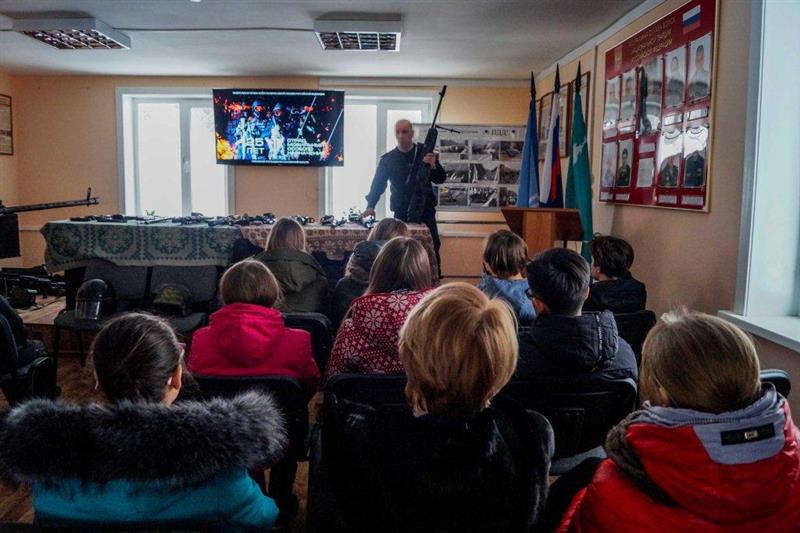 Воспитанники сахалинского клуба «Патриот» побывали на экскурсии в ОМОН 