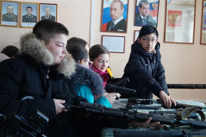 Воспитанники сахалинского клуба «Патриот» побывали на экскурсии в ОМОН 