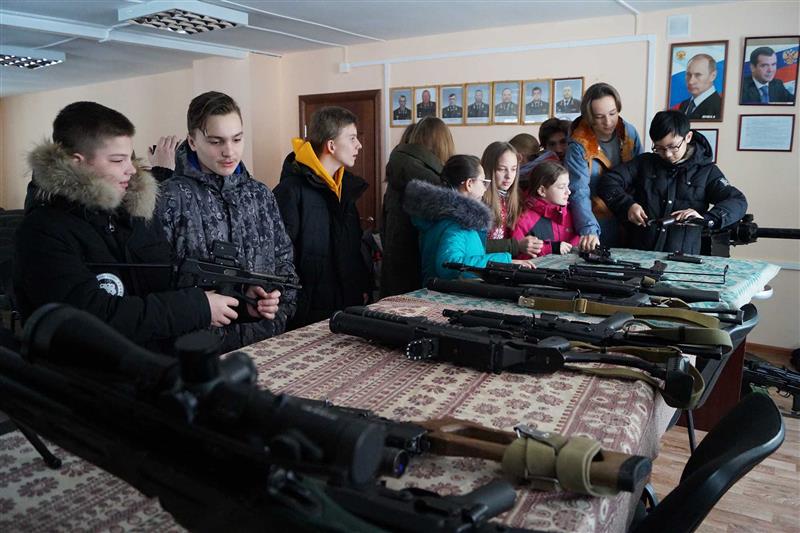 Воспитанники сахалинского клуба «Патриот» побывали на экскурсии в ОМОН 