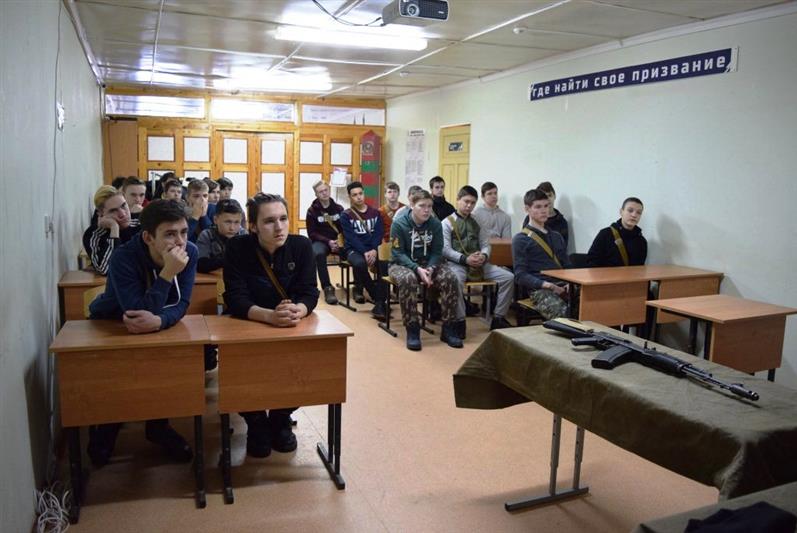 В рамках акции Росгвардии «Неделя мужества» военнослужащие и сотрудники проводят профориентационные мероприятия со старшеклассниками