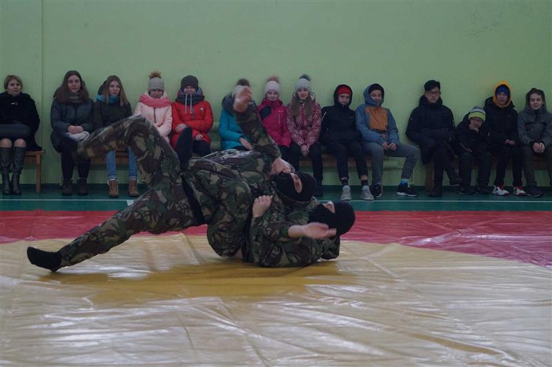 Воспитанники сахалинского клуба «Патриот» побывали на экскурсии в ОМОН 