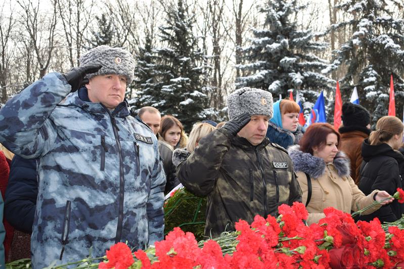 Сотрудники Росгвардии почтили память красноармейцев, погибших за освобождение города Курска от немецко-фашистских захватчиков