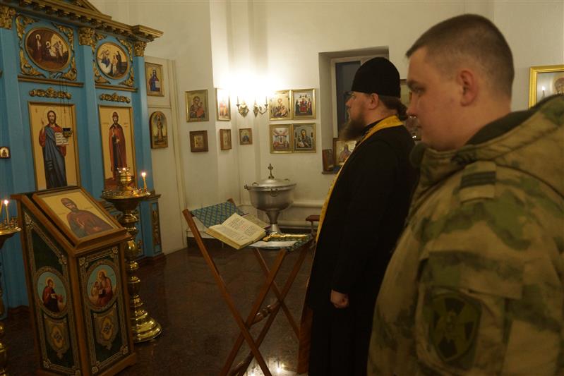 В Ханкале военнослужащие Росгвардии поучаствовали в богослужении, посвященном Дню защитника Отечества