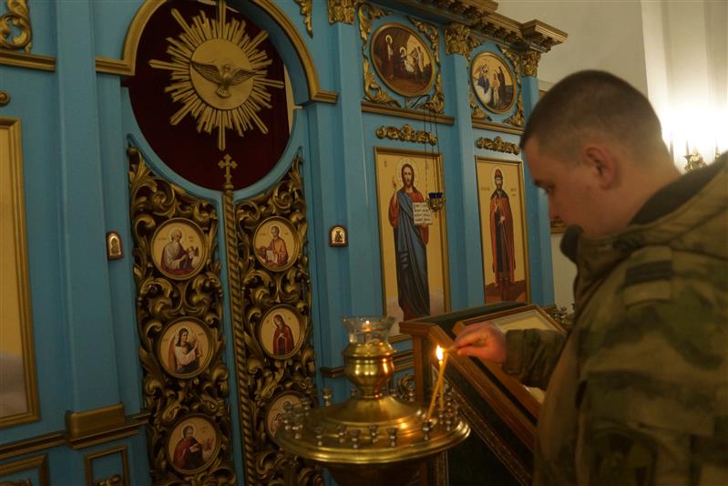 В Ханкале военнослужащие Росгвардии поучаствовали в богослужении, посвященном Дню защитника Отечества