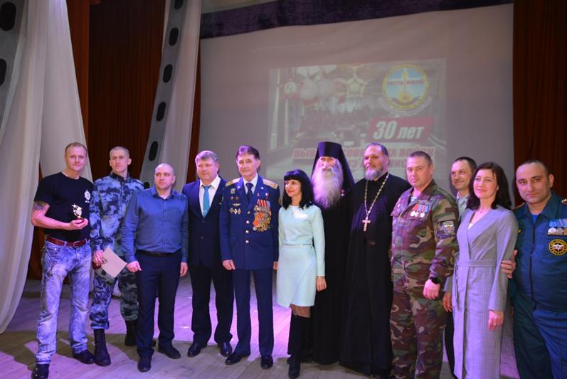 Сотрудники нижнетагильского ОМОН стали лауреатами фестиваля военно-патриотической песни «Честь имею»