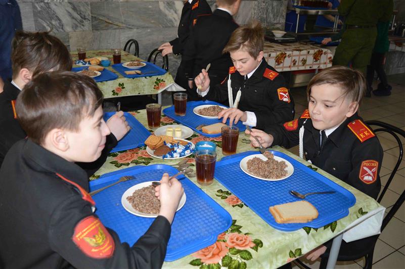 Тюменские гимназисты поздравили кинологов Росгвардии с Днем защитника Отечества