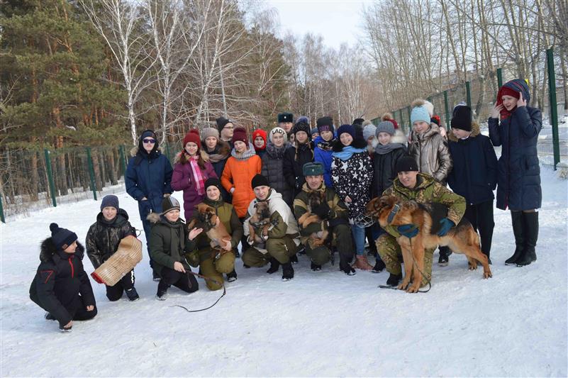 Тюменские гимназисты поздравили кинологов Росгвардии с Днем защитника Отечества