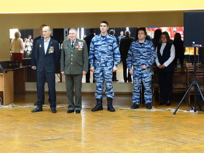 Командир ОМОН Управления Росгвардии по Свердловской области  поздравил первоклассников подшефной школы с принятием кадетской присяги (видео)