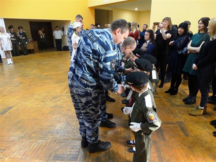 Командир ОМОН Управления Росгвардии по Свердловской области  поздравил первоклассников подшефной школы с принятием кадетской присяги (видео)
