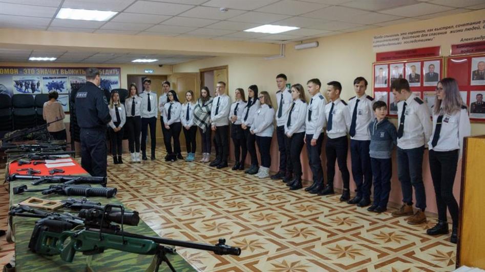 Камчатский ОМОН провел День открытых дверей для воспитанников школьной группы правовой направленности 