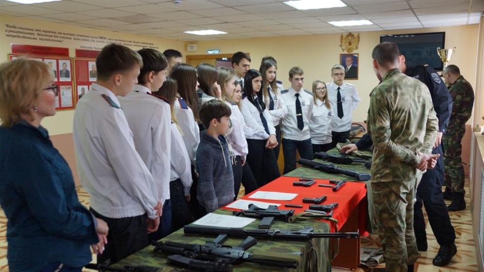 Камчатский ОМОН провел День открытых дверей для воспитанников школьной группы правовой направленности 