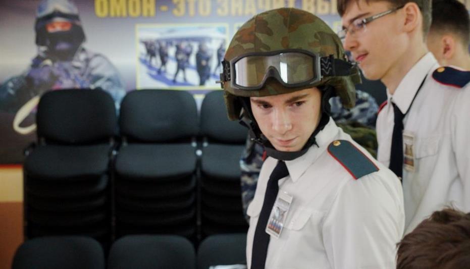 Камчатский ОМОН провел День открытых дверей для воспитанников школьной группы правовой направленности 