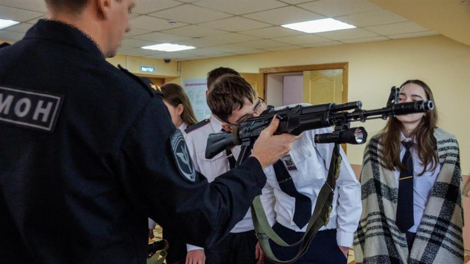 Камчатский ОМОН провел День открытых дверей для воспитанников школьной группы правовой направленности 