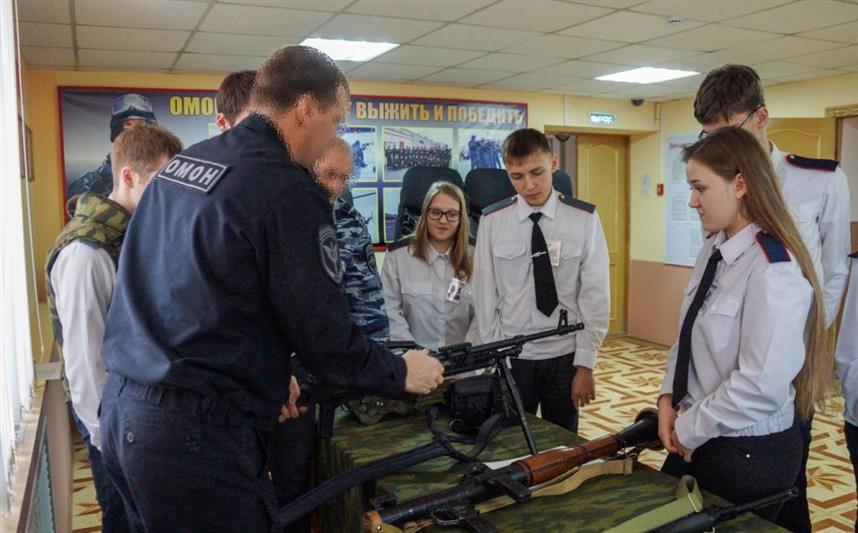 Камчатский ОМОН провел День открытых дверей для воспитанников школьной группы правовой направленности 
