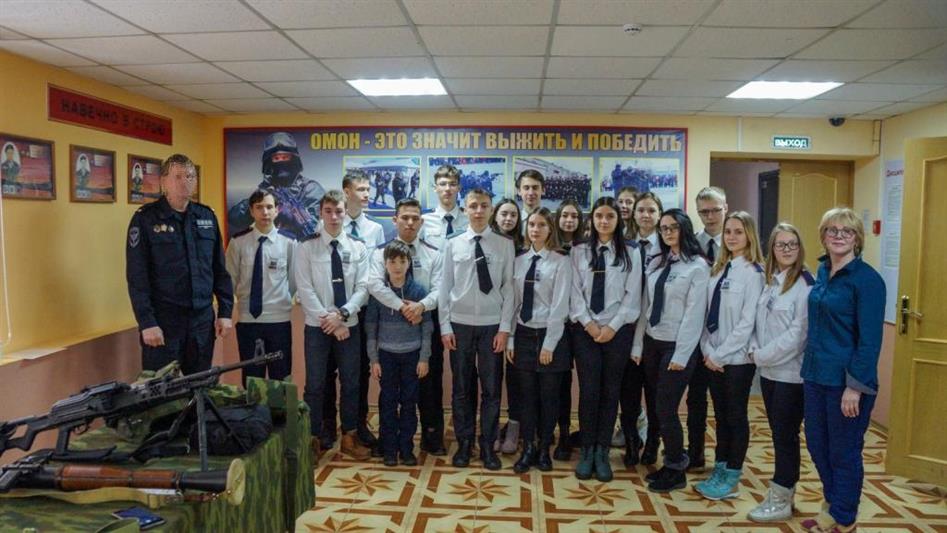 Камчатский ОМОН провел День открытых дверей для воспитанников школьной группы правовой направленности 