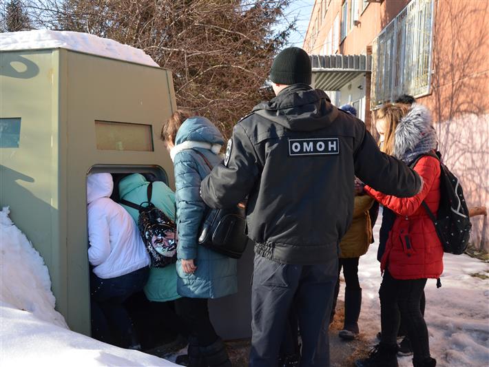 В преддверии Дня защитника Отечества бойцы ангарского ОМОН провели для школьников Урок мужества