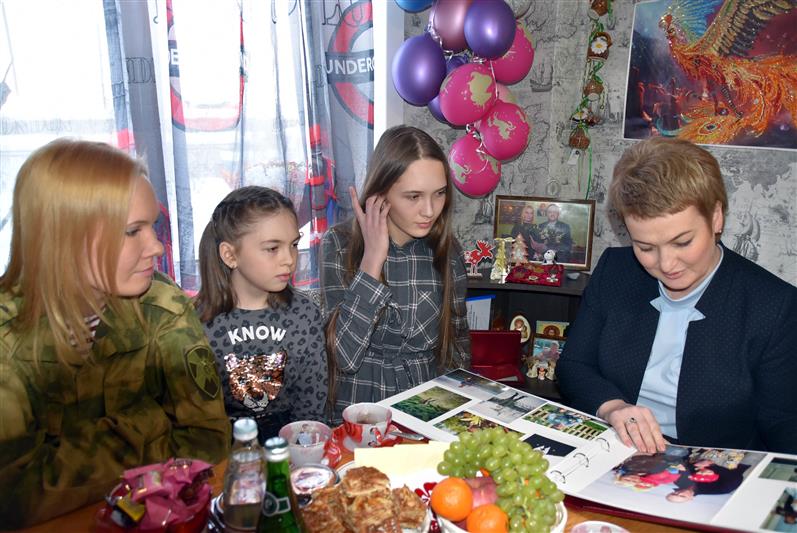 Председатель архангельского областного собрания депутатов посетила семью погибшего военнослужащего Росгвардии (видео)