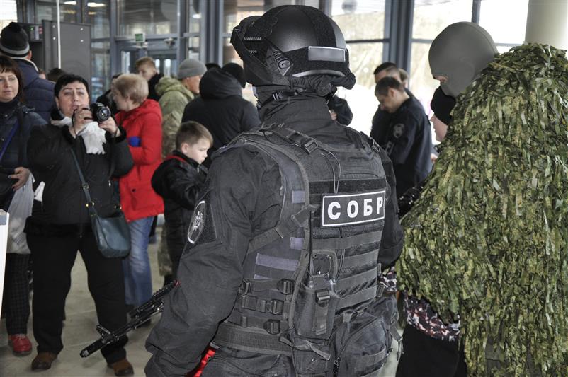 Росгвардейцы организовали выставку вооружения для смолян