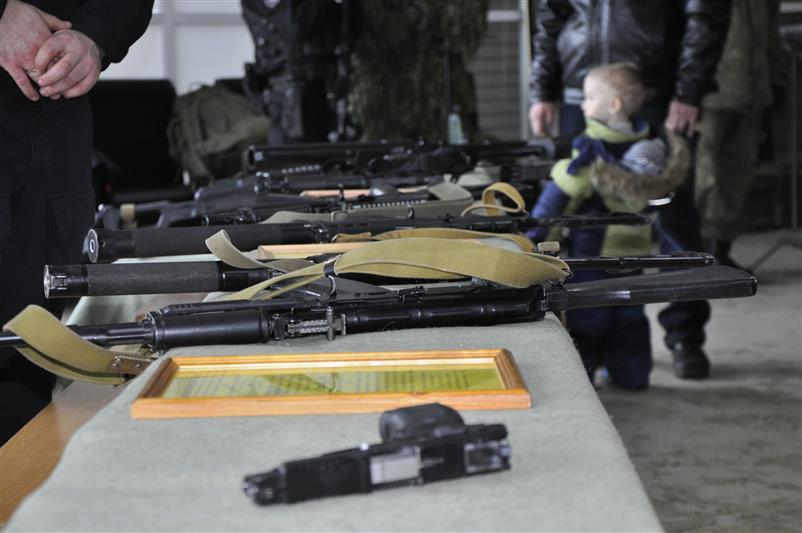 Росгвардейцы организовали выставку вооружения для смолян