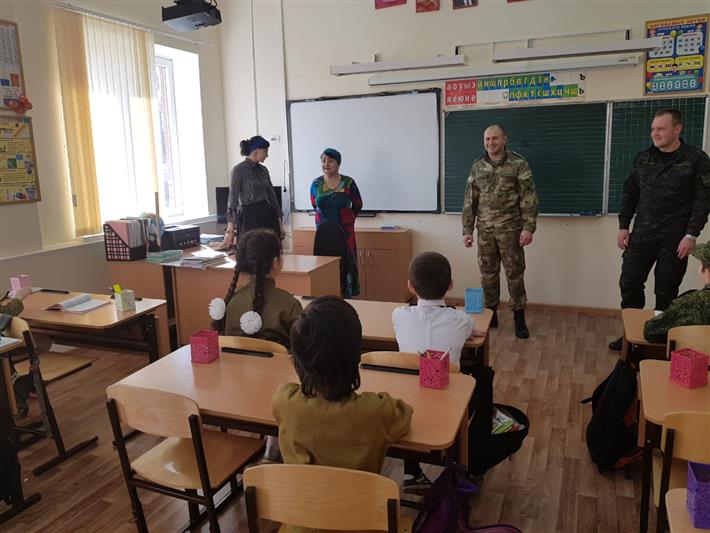 Военнослужащие назрановского полка Росгвардии провели уроки мужества в образовательных учреждениях Ингушетии