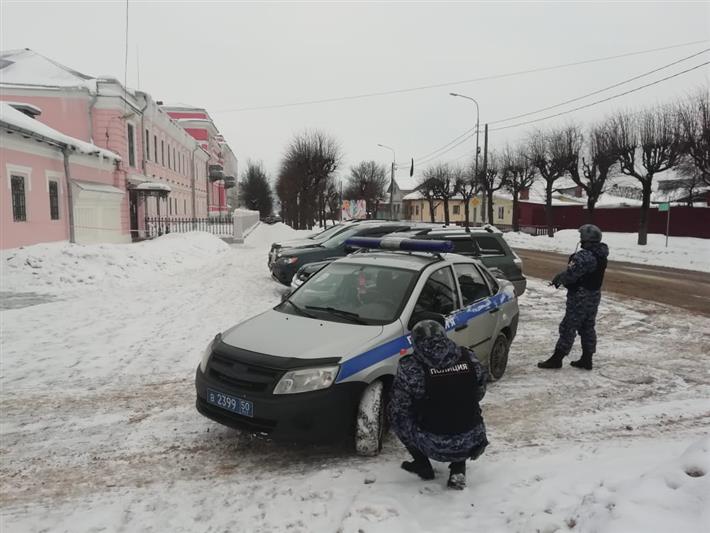 В Московской области сотрудники Росгвардии задержали подозреваемых в хранении наркотиков в особо крупной размере