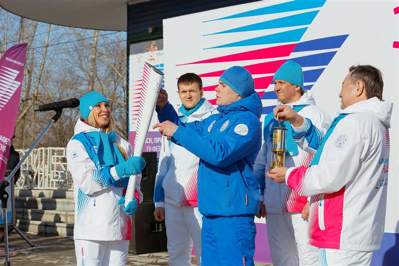 Огонь Зимней универсиады-2019, охраняемый росгвардейцами, побывал в Ачинске
