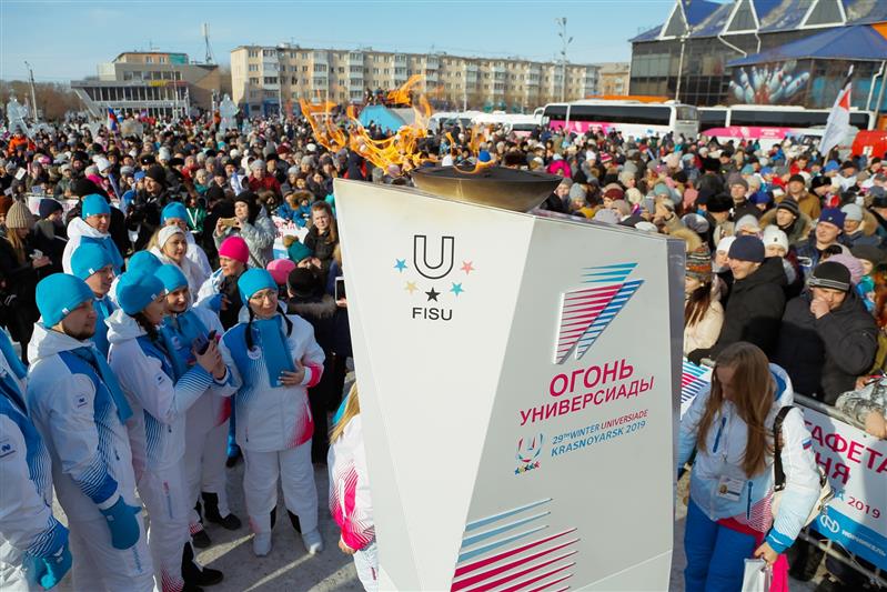 Огонь Зимней универсиады-2019, охраняемый росгвардейцами, побывал в Ачинске