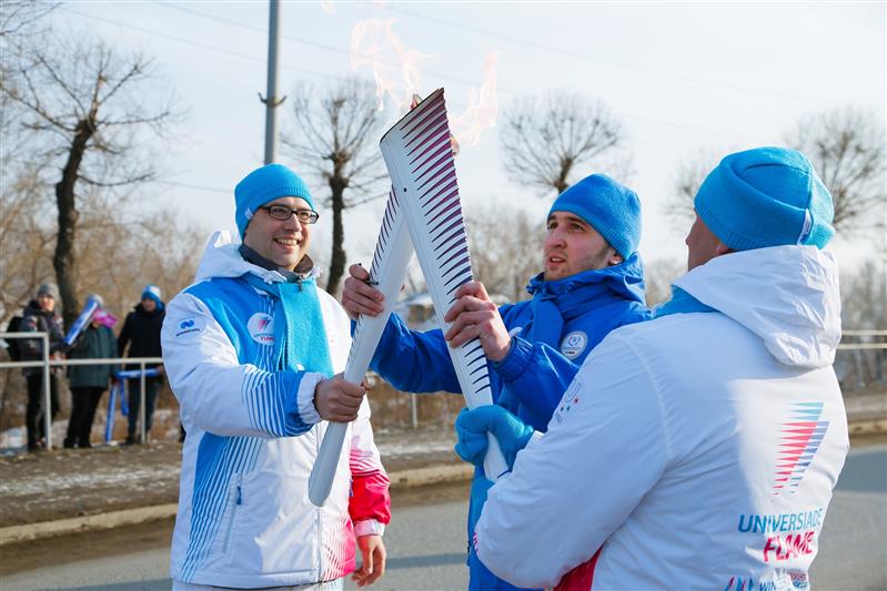 В сопровождении росгвардейцев огонь Зимней универсиады-2019 пронесли в городе Минусинске Красноярского края