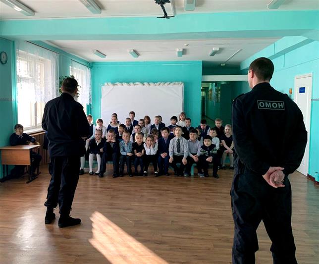  В преддверии Дня защитника Отечества бойцы ОМОН провели Урок мужества для учащихся магаданских школ