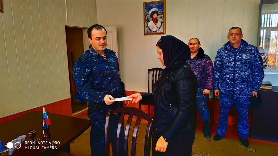 Дагестанские росгвардейцы оказали материальную помощь вдове погибшего боевого товарища