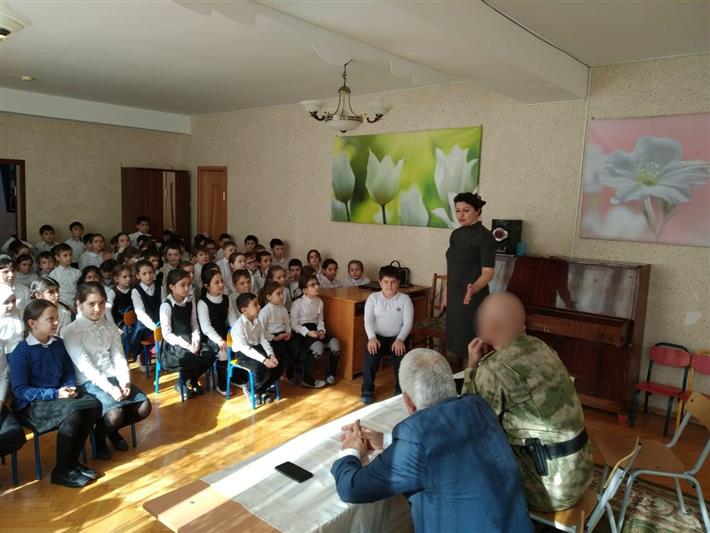 Росгвардейцы провели Урок мужества для махачкалинских гимназистов 