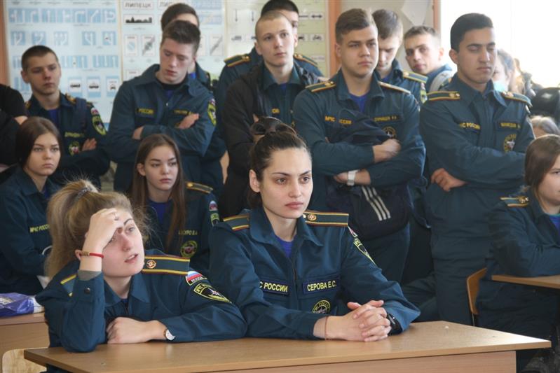  В преддверии Дня защитника Отечества бойцы ОМОН провели Урок мужества для учащихся магаданских школ