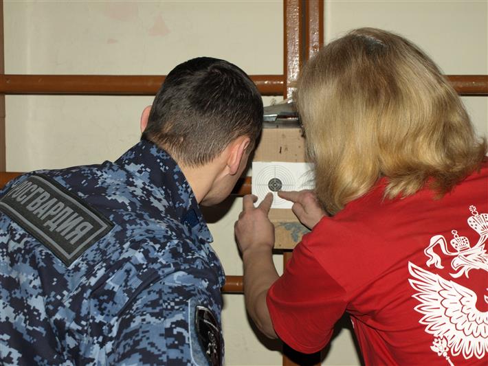 Росгвардейцы провели соревнования по стрельбе из пневматической винтовки среди участников профильного кружка кировской школы № 45 