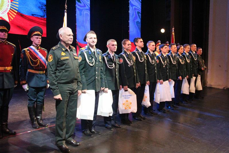 Генерал армии Виктор Золотов обратился к участникам слета юных патриотов «Равнение на победу» (видео)