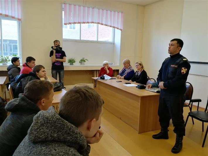 В Приморском крае росгвардейцы провели информационные встречи со школьниками и их родителями 