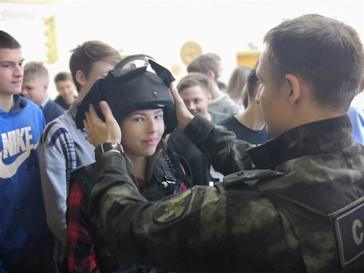 Бойцы приморского СОБР провели Урок мужества в подшефной школе