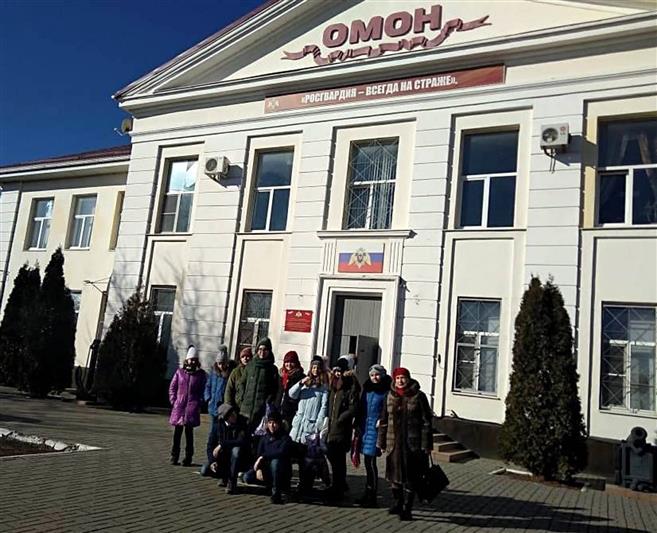 В преддверии Дня защитника Отечества таганрогские школьники побывали в гостях у ОМОН