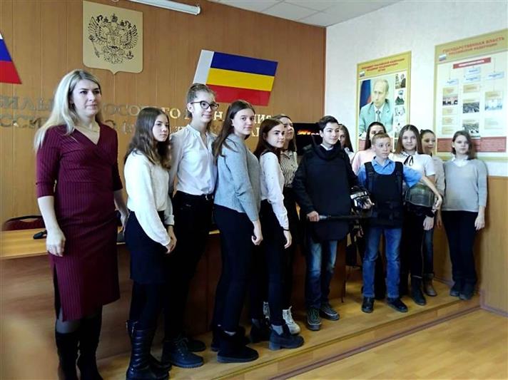 В преддверии Дня защитника Отечества таганрогские школьники побывали в гостях у ОМОН