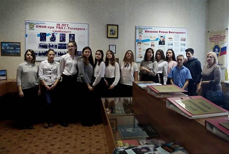 В преддверии Дня защитника Отечества таганрогские школьники побывали в гостях у ОМОН